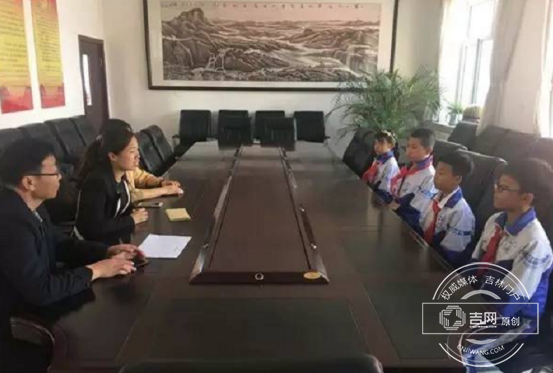东丰县团委开展“六一儿童节”慰问贫困儿童活动