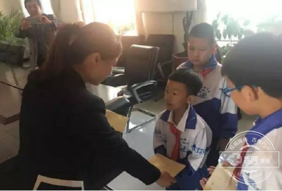 东丰县团委开展“六一儿童节”慰问贫困儿童活动