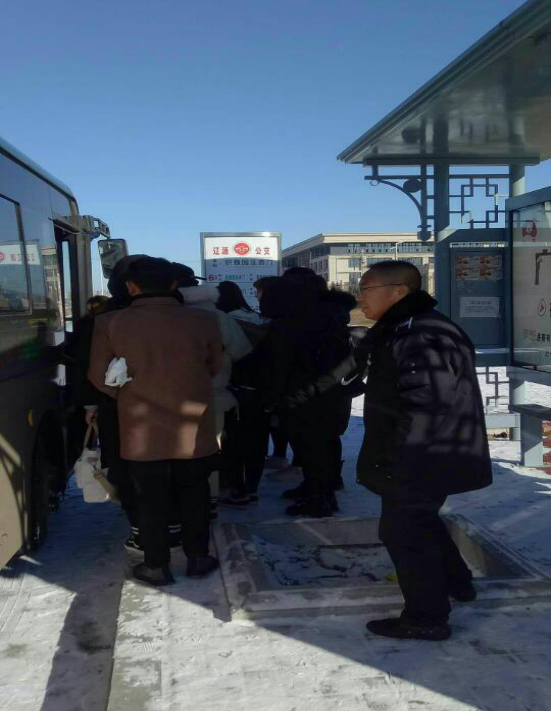 首页 辽源站 城事   办公室后勤工作人员分别在公司院内和根据各车队